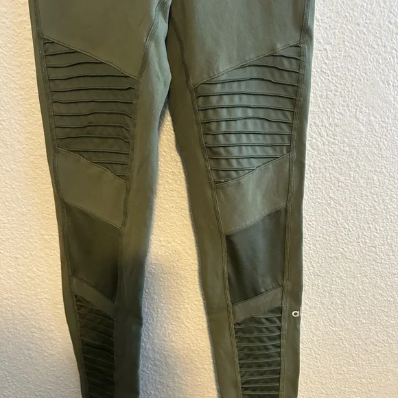 ALO Yoga Olive Green Moto Leggings with Ribbed Detail ~ No Size Tag *see Photos* - Picture 5 of 12